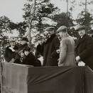 Kong Haakon, Dronning Maud og Kronprins Olav på tribunen 1922/23. Foto: Sport & General, Press Agency, London, De kongelige samlinger.